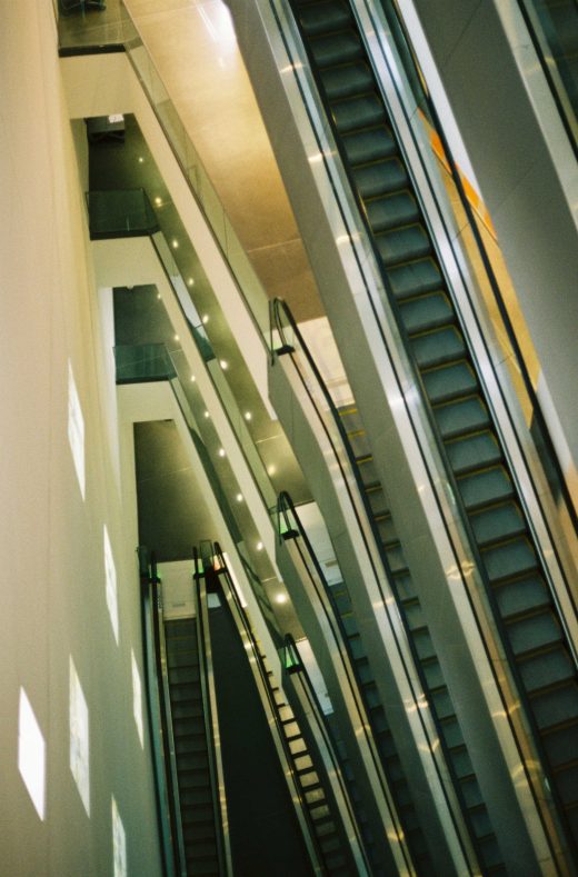 Das Foto zeigt die Rolltreppe im Dortmunder U, die Nina bei ihrer Fototour mit der Analogkamera fotografiert hat