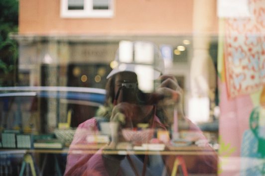 Das Foto zeigt Nina bei ihrer Fototour mit der Analogkamera durch Dortmund