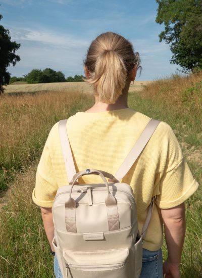 Das Foto zeigt Katalina auf einem Wanderweg in den Feldern von Mülheim an der Ruhr