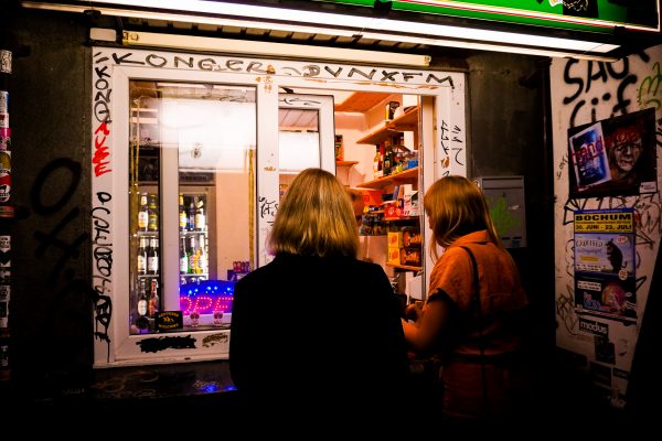 Das Foto zeigt Katalina und Leonie am Büdchen am Eck am Schauspielhaus Bochum