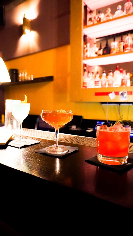 Das Foto zeigt Drinks in der Cocktailbar Barzani im Bermuda3eck in Bochum