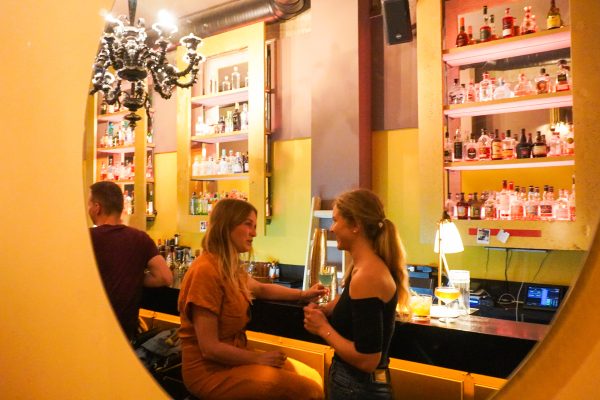Das Foto zeigt Leonie und Christin in der Cocktailbar Barzani im Bermuda3eck in Bochum