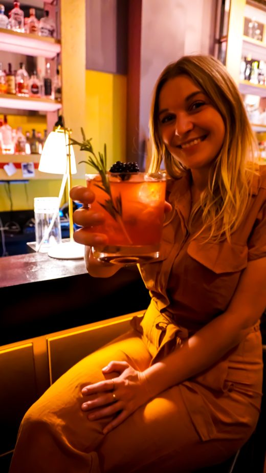 Das Foto zeigt Leonie in der Cocktailbar Barzani im Bermuda3eck in Bochum