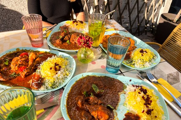 Das Foto zeigt das Café Safran in Bochum Ehrenfeld