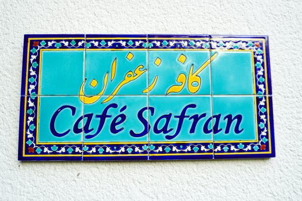 Das Foto zeigt das Café Safran in Bochum Ehrenfeld