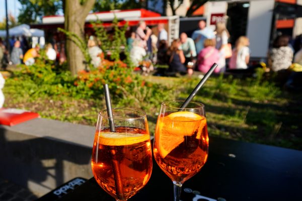 Das Foto zeigt zwei Aperol Spritz auf dem Feierabendmarkt in Bochum