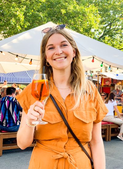 Das Foto zeigt Leonie mit einem Aperol Spritz auf dem Feierabendmarkt in Bochum