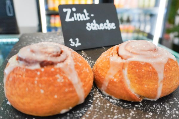 Das Foto zeigt Zimtschnecken im Café Königsallee 1 in Bochum Ehrenfeld