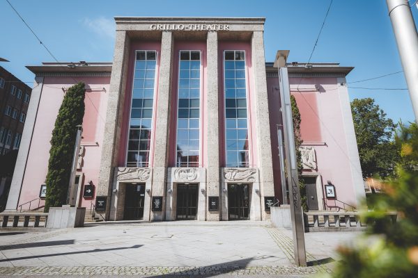 Das Foto zeigt das Grillo-Theater bei einem Graffitti Walk durch Essen