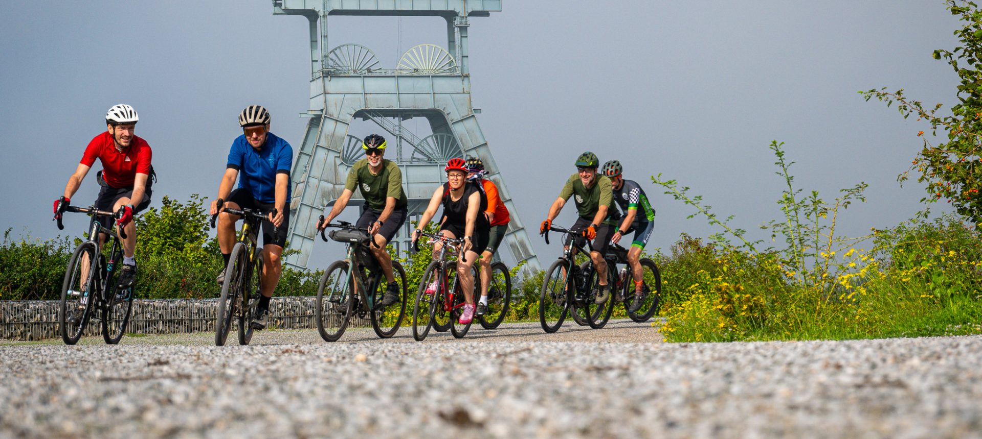 Das Bild zeigt Radfahrer auf der Halde Hoheward
