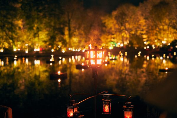 Das Foto zeigt den Weihnachtsmarkt im Fredenbaumpark in Dortmund