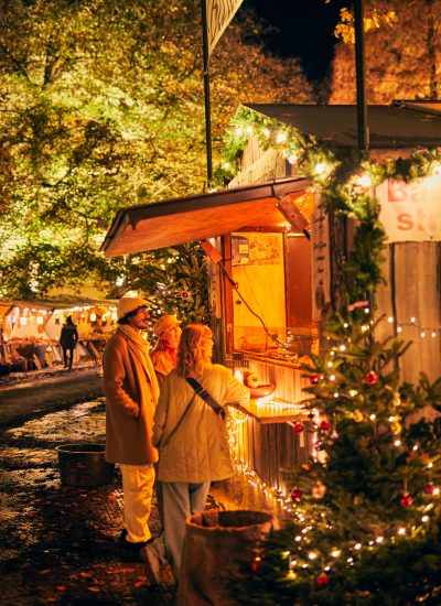 Das Foto zeigt den Weihnachtsmarkt im Fredenbaumpark in Dortmund