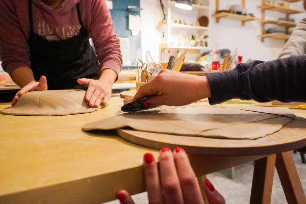 Das Foto zeigt einen Porzellan Workshop im Atelier von Stuttfeld Design in Essen Rüttenscheid.