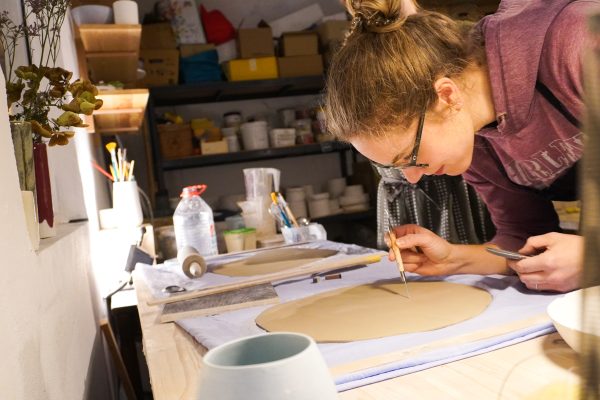 Das Foto zeigt einen Porzellan Workshop im Atelier von Stuttfeld Design in Essen Rüttenscheid.