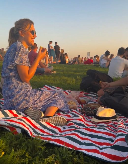 Das Foto zeigt Eileen beim Sunset Picknick auf der Halde Hoheward in Herten