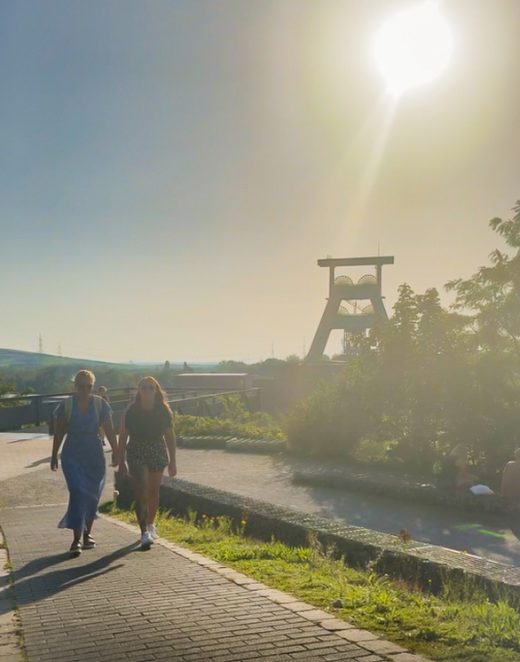 Das Foto zeigt Eileen auf dem Weg zum Sunset Picknick auf der Halde Hoheward in Herten