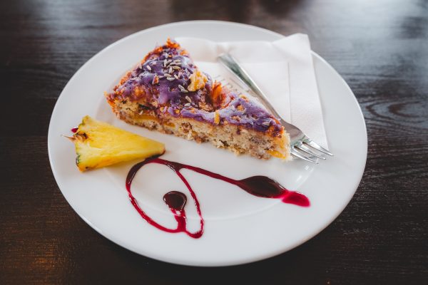 Das Foto zeigt Kuchen im Café Lavendel in der Altstadt von Essen-Kettwig