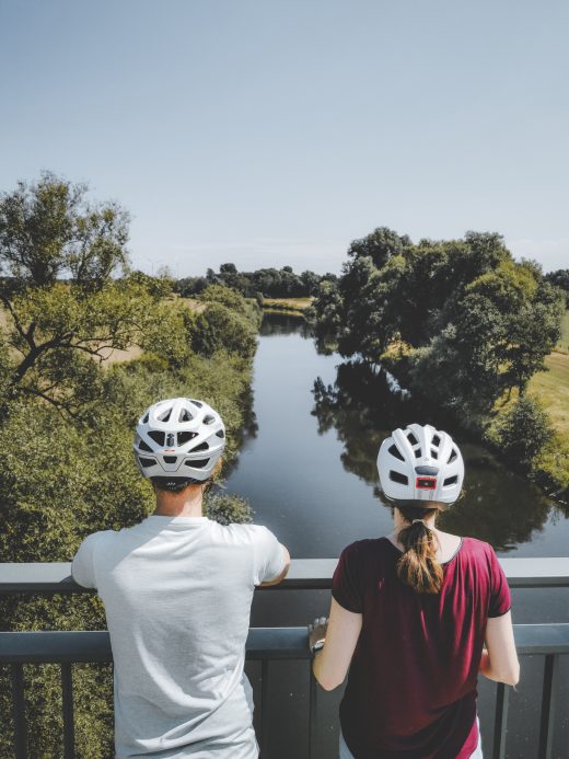 Das Foto zeigt zwei Radfahrer nahe des Dorf Krudenburg in Hünxe