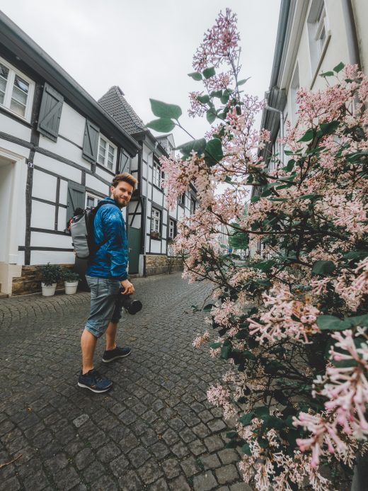 Das Foto zeigt Pascal in der Altstadt von Mülheim an der Ruhr