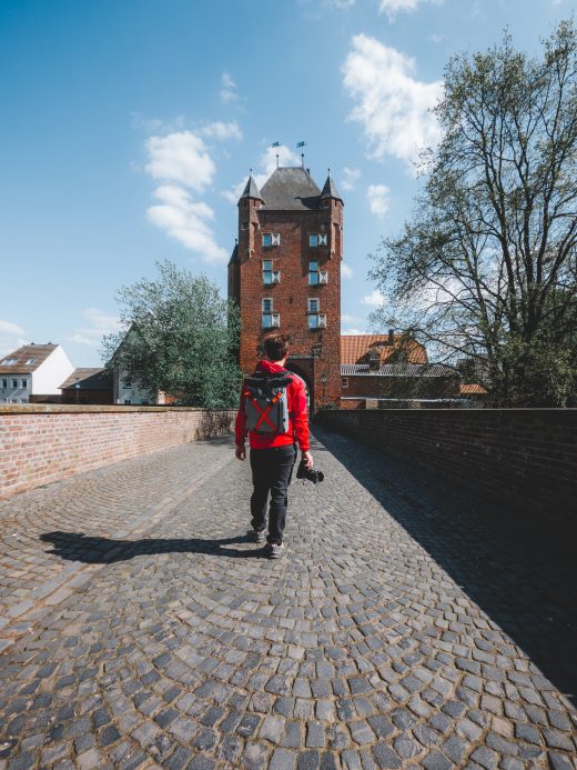 Das Foto zeigt Pascal in der Altstadt von Xanten