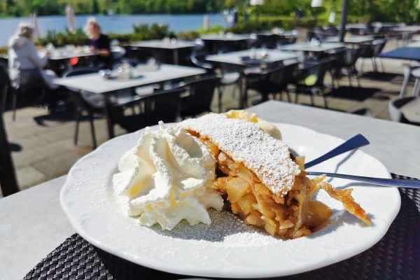 Das Foto zeigt Apfelstrudel in den Südtiroler Stuben am Baldeneysee in Essen