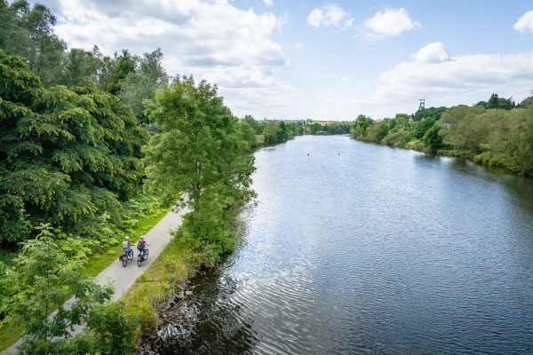 Das Foto zeigt Radfahrer auf dem RuhrtalRadweg in Essen