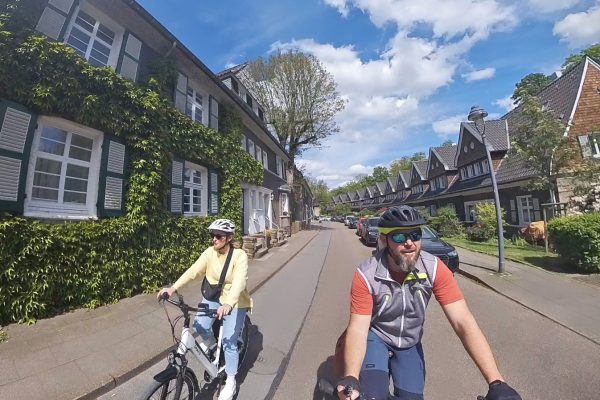 Das Foto zeigt Jochen und Katalina bei der Radtour in der Margarethenhöhe in Essen