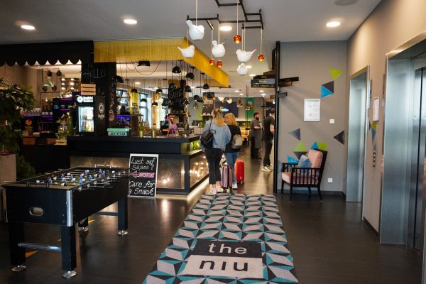 Das Bild zeigt den Eingangsbereich des Hotels niu cobbles