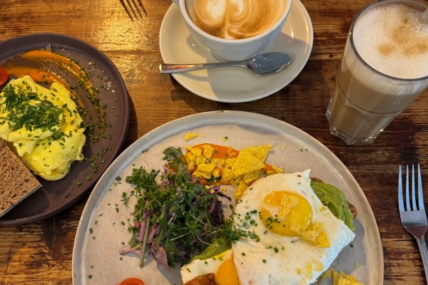 Das Bild zeigt ein Frühstück beim Projekt Zweibar in Essen