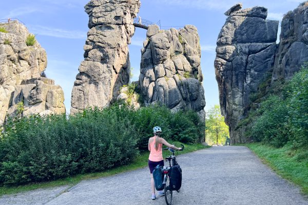 Das Foto zeigt Sandra an den Externsteinen an der Römer-Lippe-Route