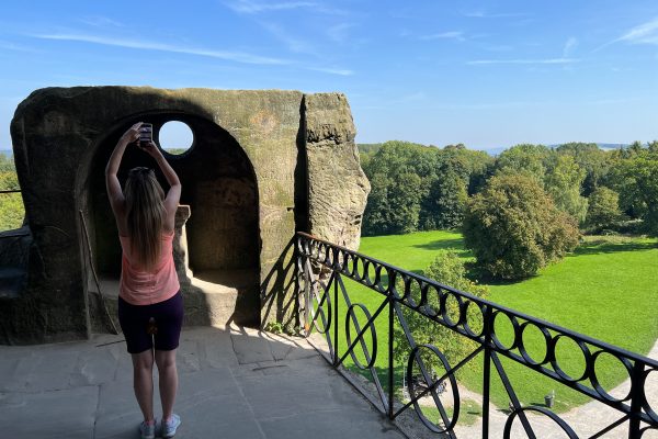 Das Foto zeigt Sandra an den Externsteinen an der Römer-Lippe-Route