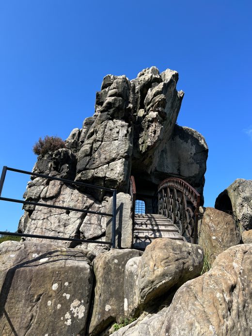 Das Foto zeigt die Externsteine an der Römer-Lippe-Route