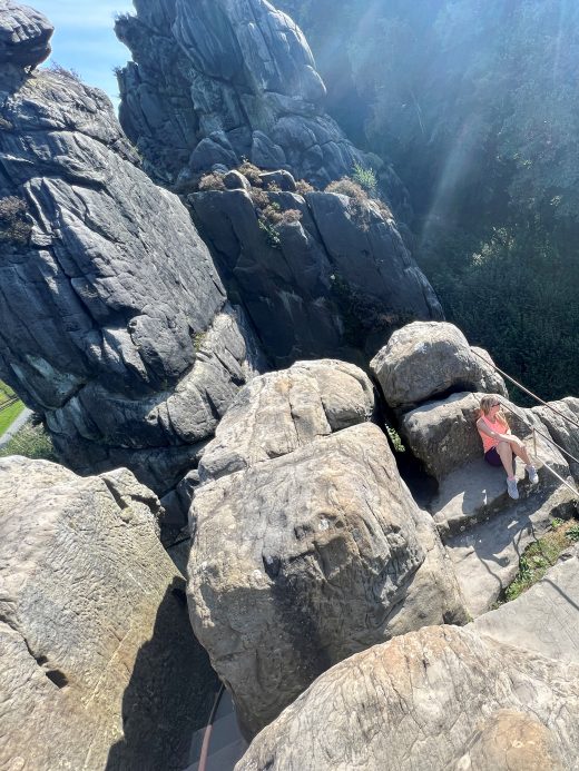 Das Foto zeigt Sandra an den Externsteinen an der Römer-Lippe-Route