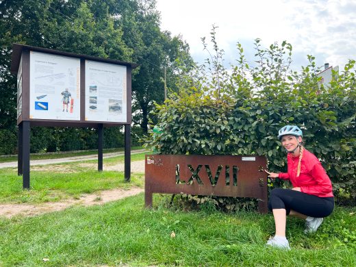 Das Foto zeigt Sandra an einer Kilometertafel auf der Römer-Lippe-Route