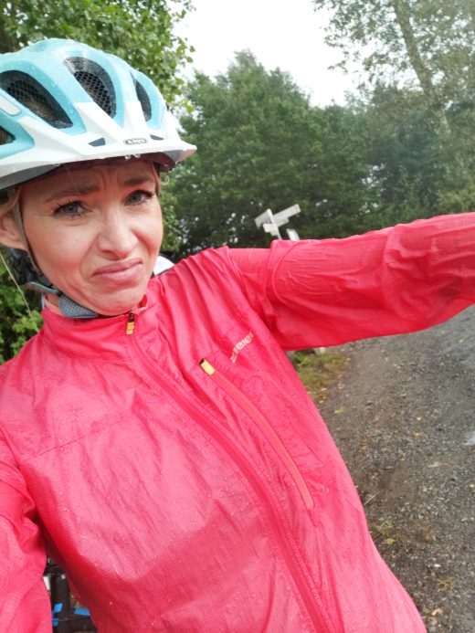 Das Foto zeigt Sandra nass auf der Römer-Lippe-Route