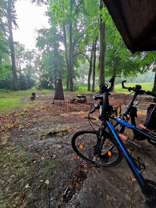 Das Foto zeigt eine Regenpause auf der Römer-Lippe-Route