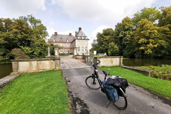 Das Foto zeigt das Schloss Hovestadt in Lippetal an der Römer-Lippe-Route