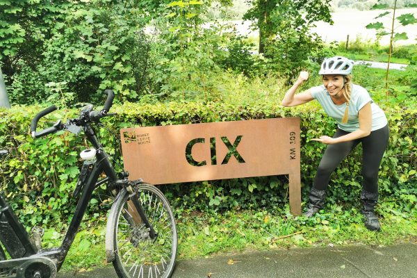 Das Foto zeigt Sandra an einer Kilometertafel auf der Römer-Lippe-Route
