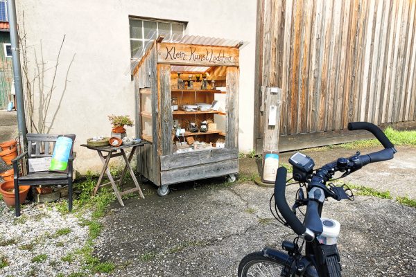 Das Foto zeigt ein Kleinkunstlädchen an der Römer-Lippe-Route
