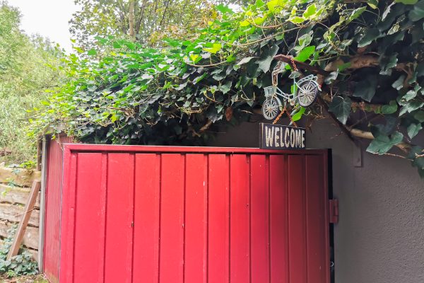Das Foto zeigt die Fahrradgarage am Tinyhouse Hotel Pier 9 in Hamm an der Römer-Lippe-Route