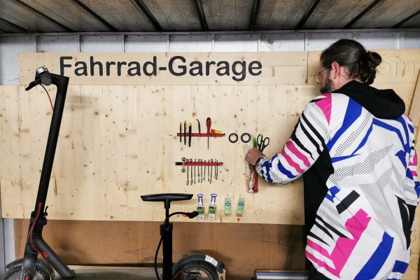 Das Foto zeigt die Fahrradgarage am Tinyhouse Hotel Pier 9 in Hamm an der Römer-Lippe-Route