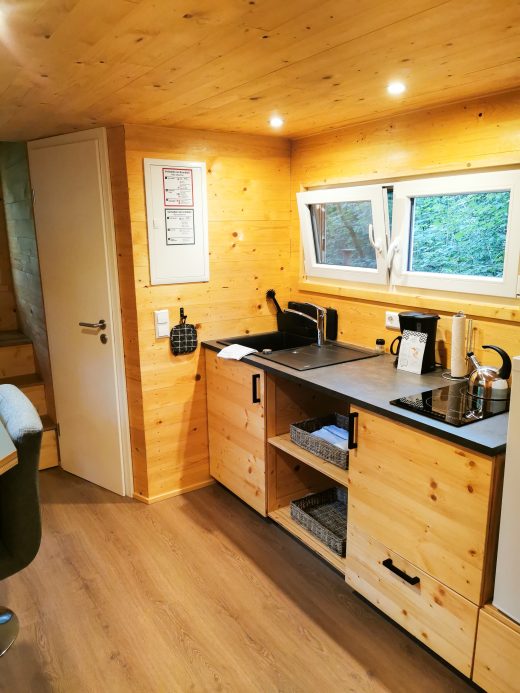 Das Foto zeigt ein Tinyhouse im Tinyhouse Hotel Pier 9 in Hamm an der Römer-Lippe-Route