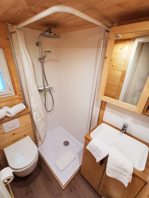 Das Foto zeigt ein Tinyhouse im Tinyhouse Hotel Pier 9 in Hamm an der Römer-Lippe-Route