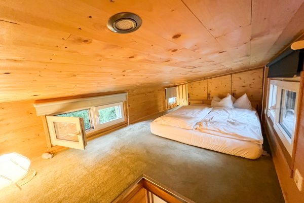 Das Foto zeigt ein Tinyhouse im Tinyhouse Hotel Pier 9 in Hamm an der Römer-Lippe-Route