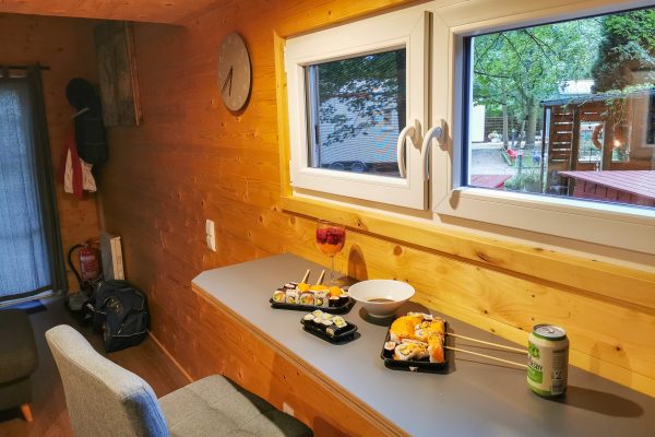 Das Foto zeigt ein Tinyhouse im Tinyhouse Hotel Pier 9 in Hamm an der Römer-Lippe-Route