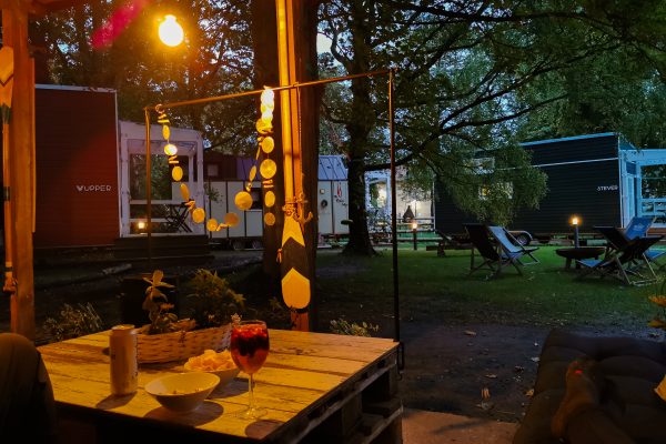 Das Foto zeigt das Tinyhouse Hotel Pier 9 in Hamm an der Römer-Lippe-Route