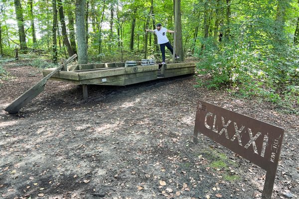 Das Foto zeigt eine Kilometertafel auf der Römer-Lippe-Route
