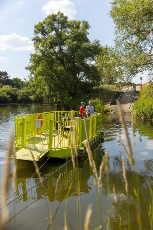 Das Foto zeigt die Lippefähre Maifisch in Haltern am See auf der Lippe an der Römer-Lippe-Route