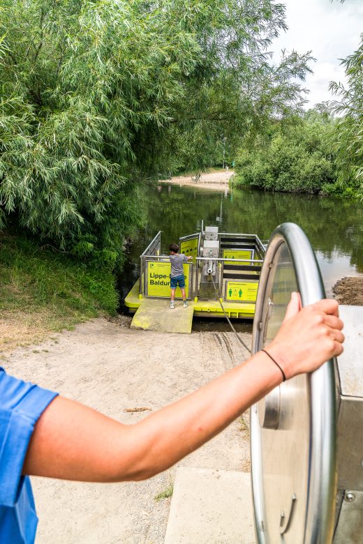 Das Foto zeigt die Lippefähre Maifisch in Haltern am See auf der Lippe an der Römer-Lippe-Route