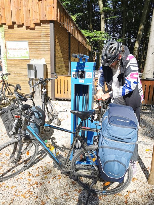 Das Foto zeigt Fahrradwerkzeug in Jupps Erlebnisbiergarten in Haltern am See an der Römer-Lippe-Route